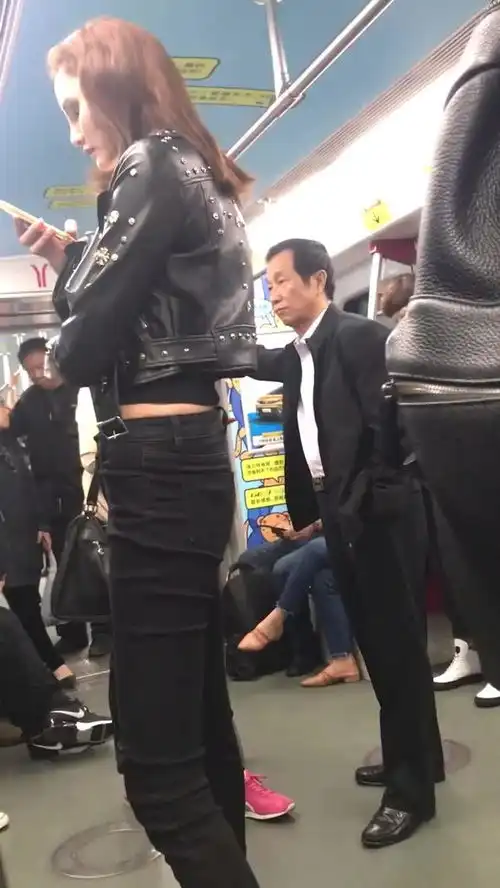  地铁上看到一个妹子,这腿简直了,旁边的大爷的表情真是笑死我了