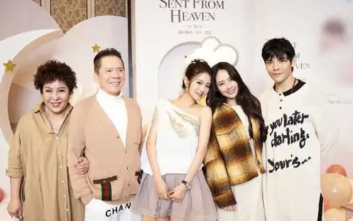  安以轩晒照为女儿庆双满月,一人抱俩妈妈力max,兄妹长相相似