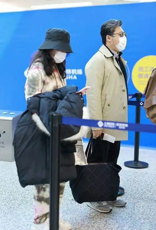  王岳伦父女现身机场,王诗龄身高快赶上爸爸,提万元名牌包显阔气