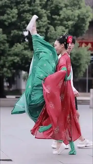  汉服小姐姐一个完美的一字马,旁边小哥的表情亮了