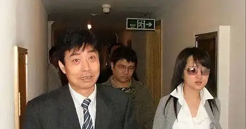  赖文峰出狱后抽雪茄喝5万元的酒表情落寞,现任妻子比他小23岁