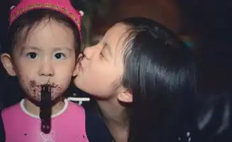  黄磊的小女儿三岁啦多多和妹妹画面超有爱