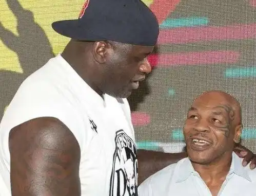  常人身材和nba巨人合影在300斤奥胖面前,泰森表情也一脸和蔼