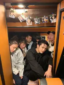  马思纯和好友旅行放飞自我搞怪合影欢乐多