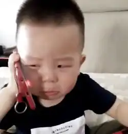  萌宝刚被妈妈批评,接下来就拨通了爸爸的电话,让妈妈哭笑不得