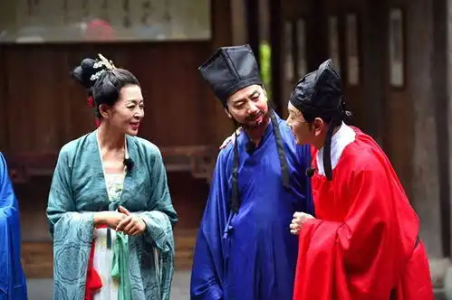  63岁倪萍美到认不出穿汉服亮相端庄优雅,古韵柔美宛如画中仙