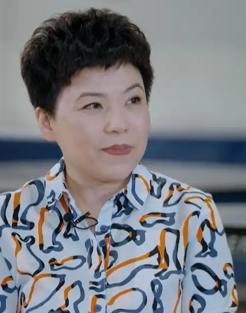  邓亚萍在巴黎艾菲尔铁塔前与儿子合影,幸福满满