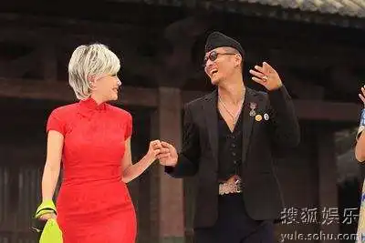 恬妞孙兴亲密照曝光甜密牵手表情羞涩