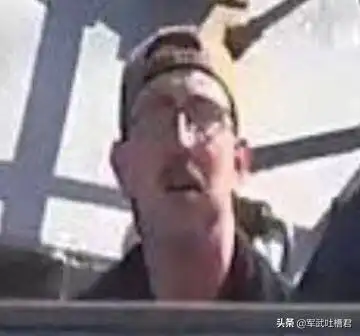  横的怕不要命的美国军舰抢劫油轮,伊朗快艇架起机枪将美舰包围