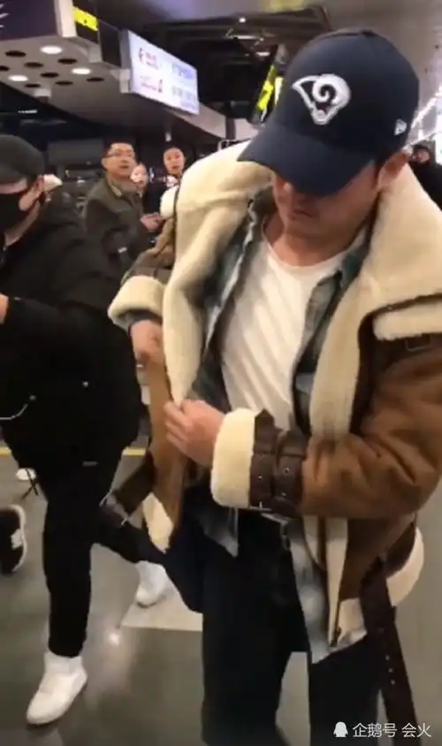  吴京机场被拍当场发飙,表情严肃凶狠怒吼跟拍者,网友却赞其暖心