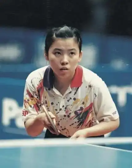  51岁邓亚萍带儿子现身巴黎奥运会,儿子身高引发网友热议