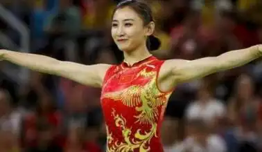  她是最美蹦床公主,身高1米6,30岁嫁制片人老公,后背纹身很精致
