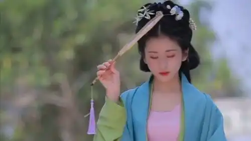  一身汉服的小姐姐,下一秒害羞的表情,我真的心动了