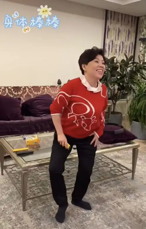  48岁邓亚萍真放得开,光脚穿红色毛衣在家跳舞四肢不协调,表情严肃太可爱