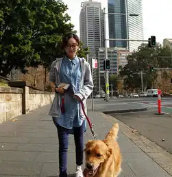  赵丽颖女汉子亲密抱爱犬呆萌表情神同步