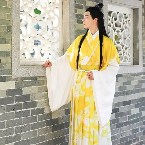  店家的设计真难理解,汉服做得奇奇怪怪,同袍可以上春晚了
