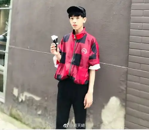  14岁身高180,承包娱乐圈男神们童年的他,被网友称为第二个吴磊