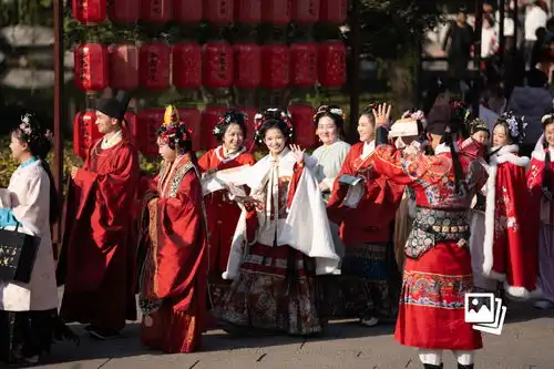  视线洛阳古城内同袍汇聚汉服出行日由何而来