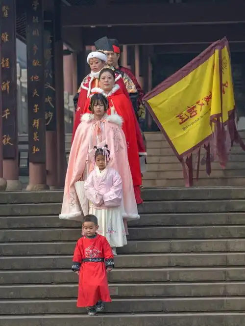  四川资阳同袍着汉服出行邂逅三贤文化公园
