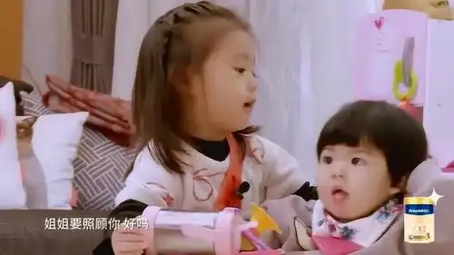  贾静雯教咘咘怎么疼爱妹妹,波妞扭头很抗拒,小表情超委屈