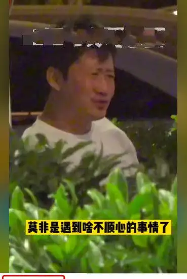 有媒体曝光吴京和朋友在路边小吃聚会画面