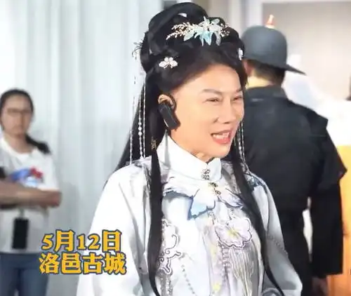 董明珠穿汉服游洛阳,造型太美艳惊四座,王自如眼神充满崇拜