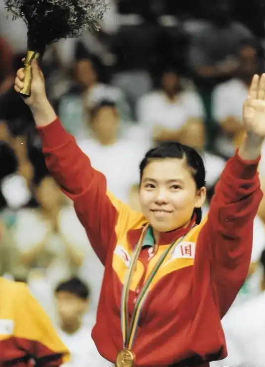  乒乓女王邓亚萍被传败光国家20亿,儿子非中国籍,真相如何