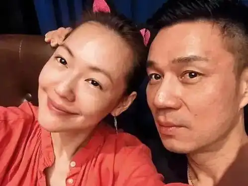  周杰伦邀请小s夫妇聚会,小s现场拥抱许雅钧,男方表情抗拒引热议