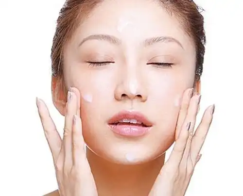 表情油性皮肤怎么选择保湿和控油的产品表情