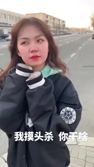  对女友摸头杀,她的反应太可爱了,还说我要盘她