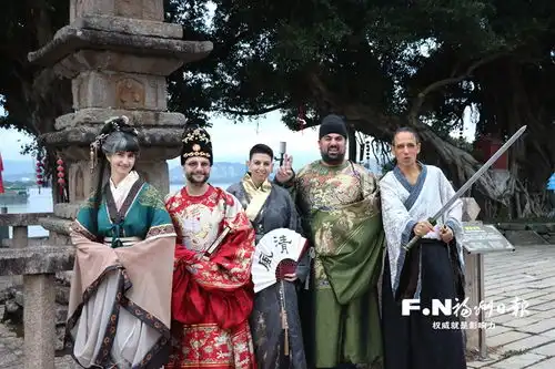  身着汉服穿行古村外籍教师邂逅千年侯官