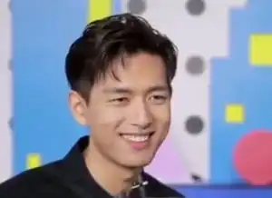  亲爱的热爱的又涨分,李现唱歌道歉,两家卫视火拼上热搜