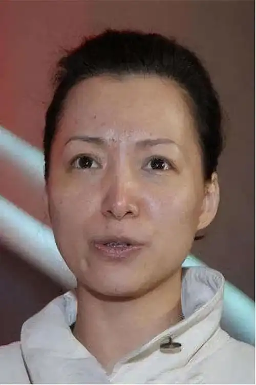  董卿早年旧照,圆脸加大龅牙尖嘴猴腮,反而是老了更漂亮