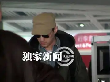  胡歌潮装与助理回京墨镜遮面背双肩包显低调