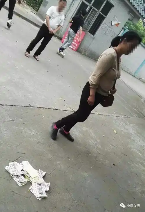  这对夫妇竟在小榄街头乱贴小广告,被当场抓住