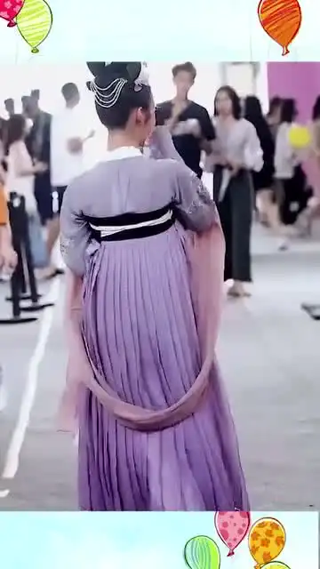  实拍汉服小姐姐遇见同袍,被打招呼的方式惊呆,真是开眼了