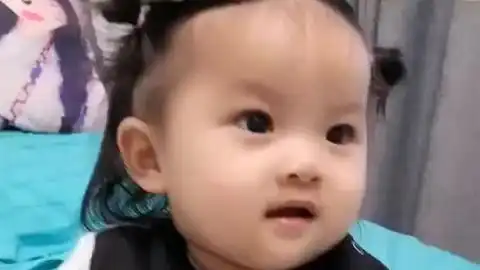  宝宝看见小狗狗的表情太可爱了