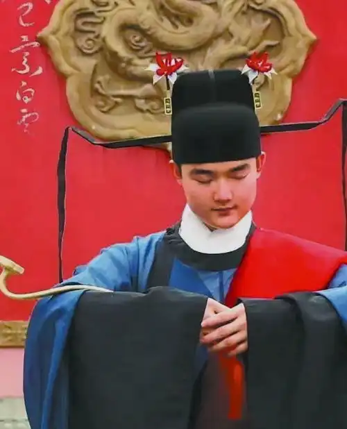  血脉觉醒江苏师范大学采取汉式毕业典礼,网友整套龙袍