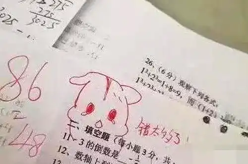  最暖心老师走红,批改试卷自带表情包,试卷从此刻带有了温度