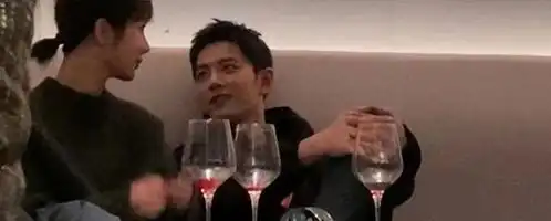  太惊喜了肖战杨紫当年摸头杀照片曝光这表情说没事儿,我不信