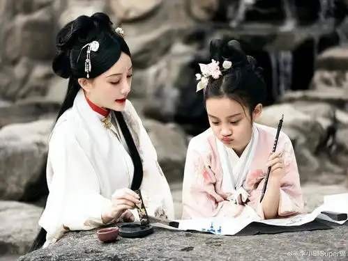  李小璐与女儿拍汉服写真,10岁甜馨长成美少女,古风装扮娇俏淑女