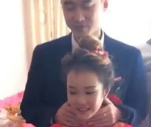  最萌身高差婚礼,新郎表情是捡到宝,网友新娘成年了吗
