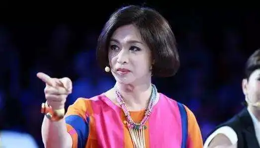  51岁金星陪女儿逛街,妮妮提着手提带跟在后面,如同一个菲佣