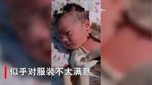  助产士帮新生儿穿衣服,宝宝的小表情亮了,网友一脸嫌弃的样子