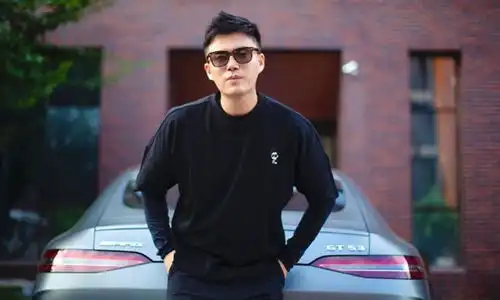  站在李雪琴背后的男人凤凰网天津