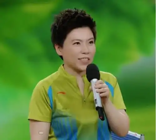  12岁林瀚铭近照,身高超过妈妈邓亚萍,乒乓球技巧运用熟练
