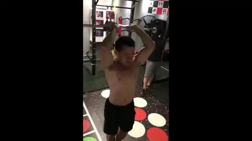  看着是个猛男没想到却发出了奇怪的声音