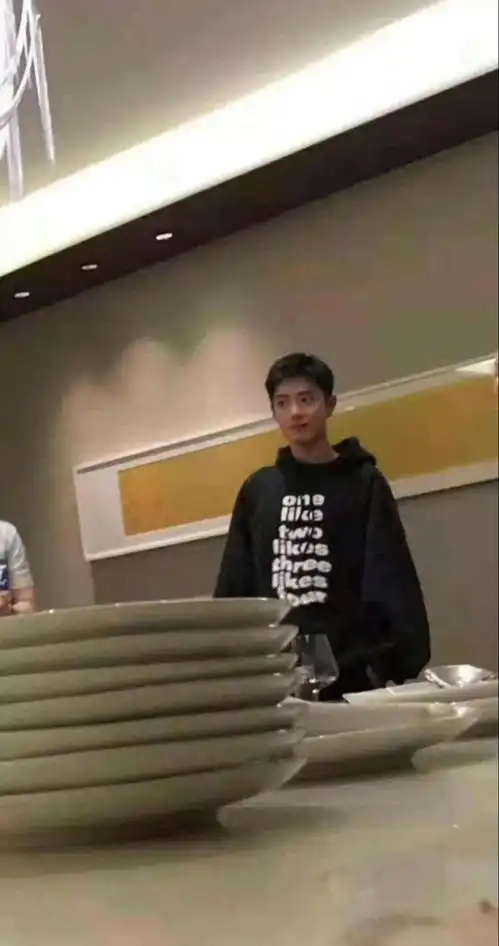  太惊喜了肖战杨紫当年摸头杀照片曝光这表情说没事儿,我不信
