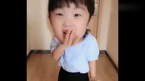  双胞胎姐姐成了大头娃娃,没想到下一秒看到妹妹的表情,我笑了