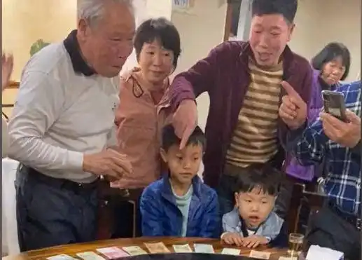  广东一家人花式抢红包,转盘转动时俩孩子表情真实,网友表示好玩